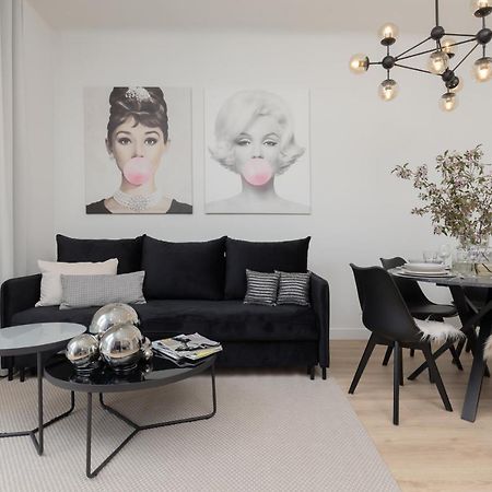 Fashionable City Center Apartment By Noclegi Renters Varşova Dış mekan fotoğraf