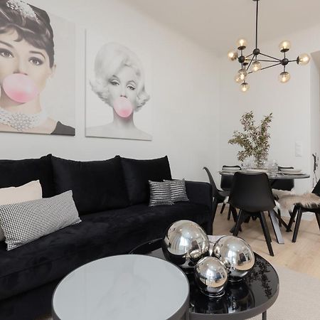 Fashionable City Center Apartment By Noclegi Renters Varşova Dış mekan fotoğraf